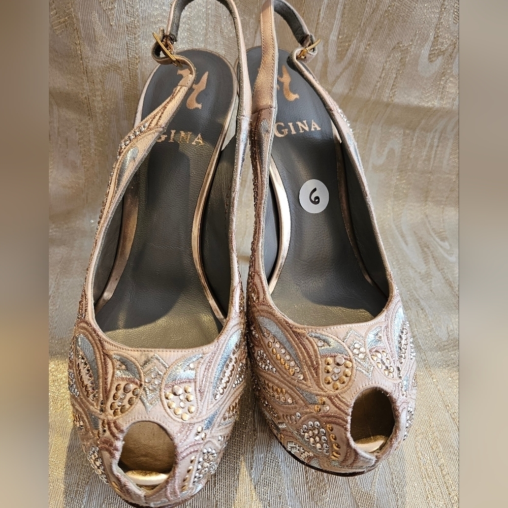 Embroidered Gold and Beige Beaded stilettos. Open Toe. Size 6 - Picture 9 of 13